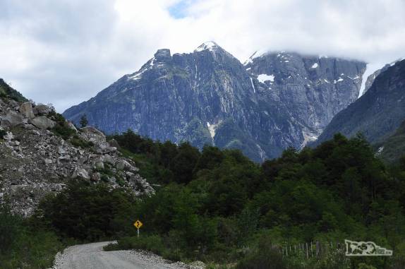 A rústica estrada que nos leva através das belas paisagens do Valle Los Exploradores, perto da Carretera Austral, região de Puerto Rio Tranquilo, no sul do Chile